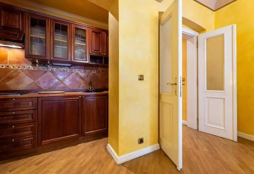 استودیوی لوکس, Nosticova Apartments