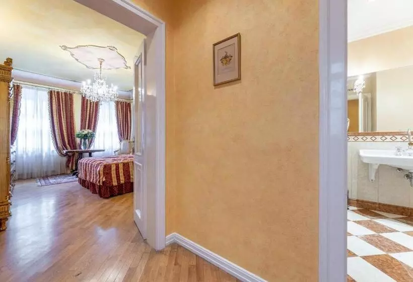 استودیوی لوکس, Nosticova Apartments
