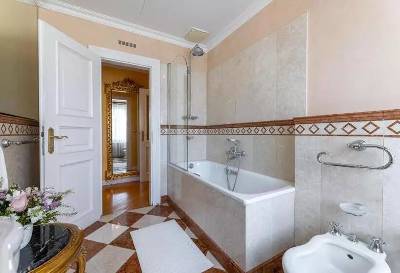 سوییت خانوادگی, Nosticova Apartments