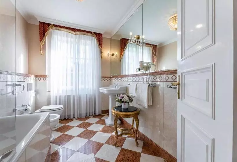 سوییت خانوادگی, Nosticova Apartments