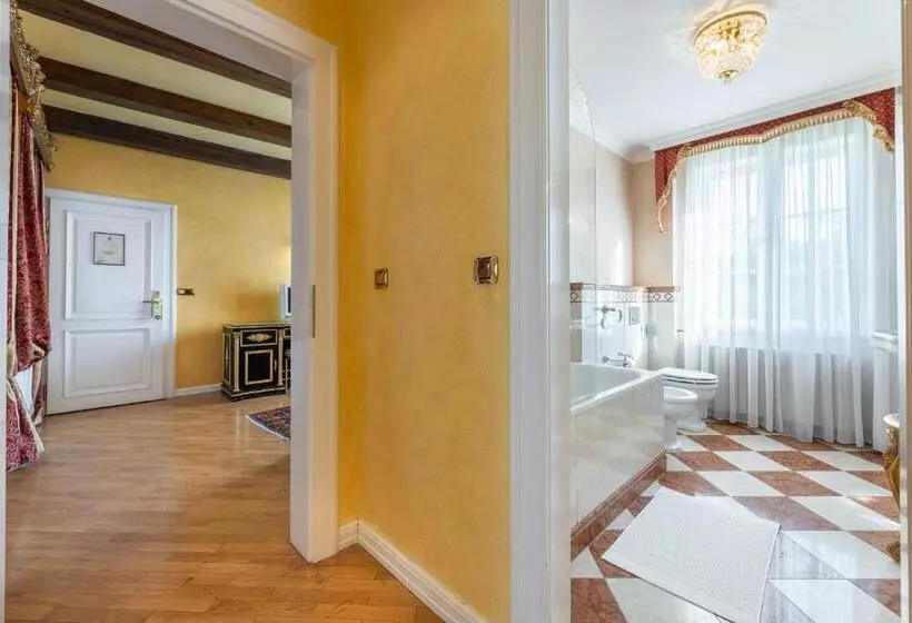 سوییت خانوادگی, Nosticova Apartments