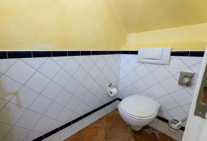 سوئیت با بالکن, Nosticova Apartments