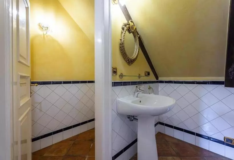 سوئیت با بالکن, Nosticova Apartments