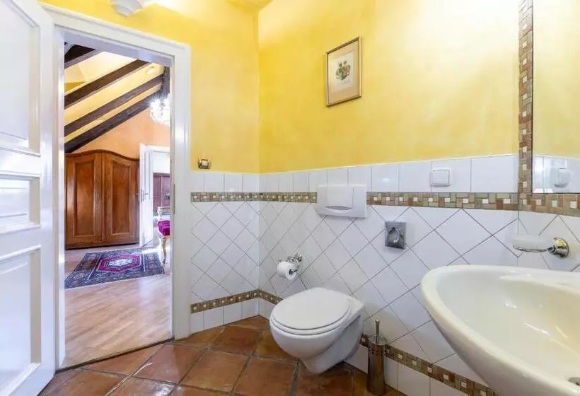 سوئیت با بالکن, Nosticova Apartments
