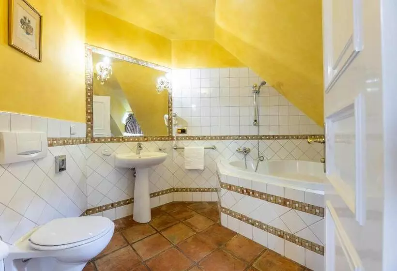 سوئیت با بالکن, Nosticova Apartments