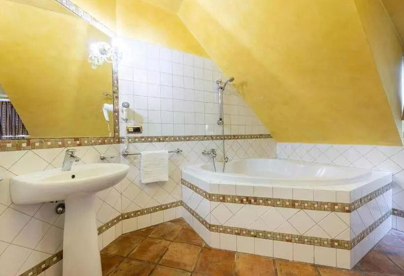 سوئیت با بالکن, Nosticova Apartments