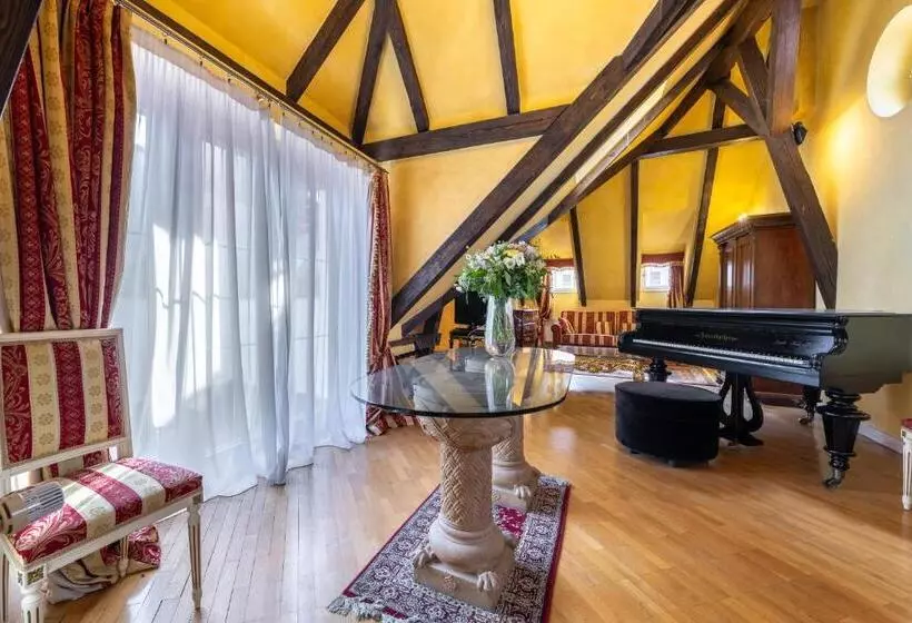 سوئیت با بالکن, Nosticova Apartments