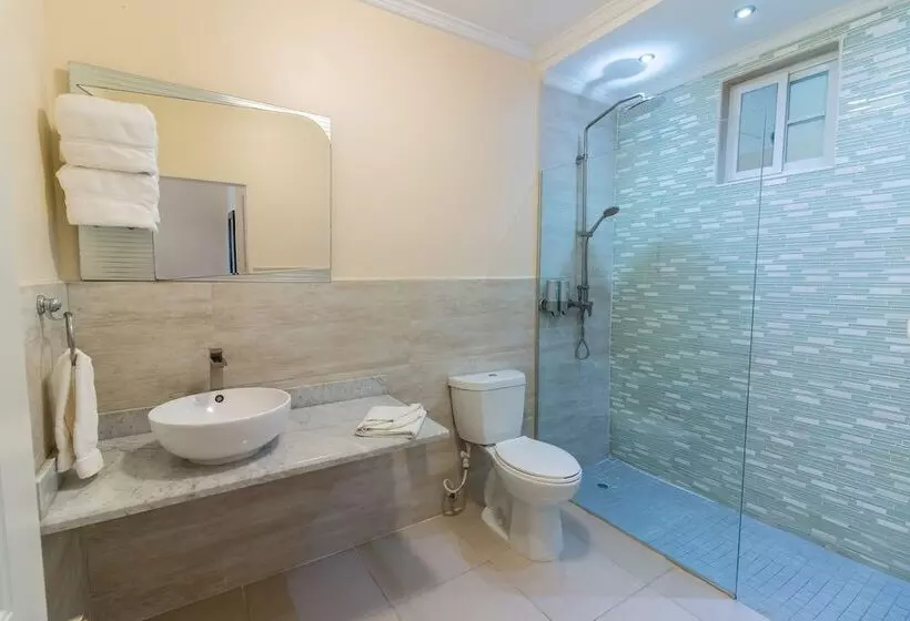 سوییت, Travellers Beach Resort