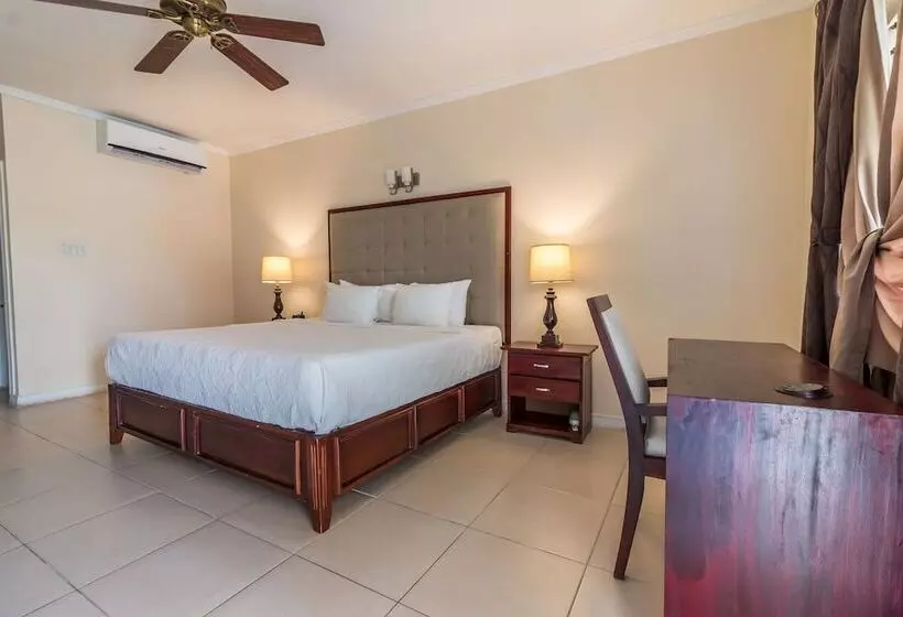 اتاق لوکس با تخت بزرگ, Travellers Beach Resort