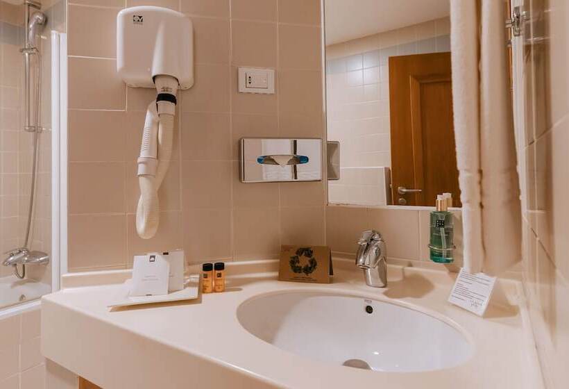 استودیو استاندارد با چشمانداز استخر, Ms Apart