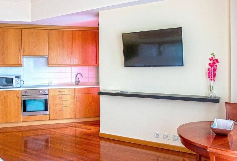 استودیو استاندارد با چشمانداز استخر, Ms Apart