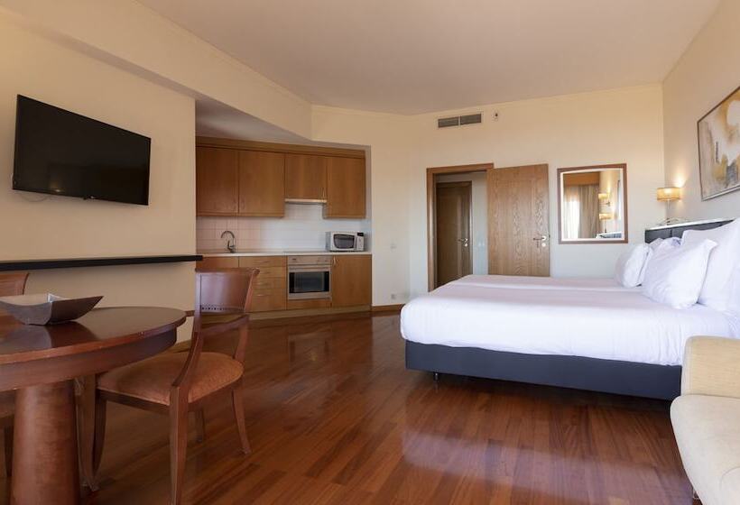 استودیو استاندارد با چشمانداز استخر, Ms Apart