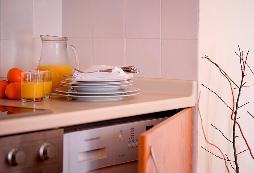 استودیو استاندارد با چشمانداز استخر, Ms Apart