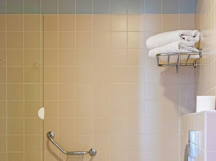 استودیو استاندارد با چشمانداز استخر, Ms Apart