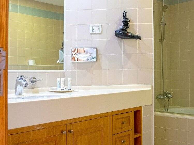 استودیو استاندارد با چشمانداز استخر, Ms Apart