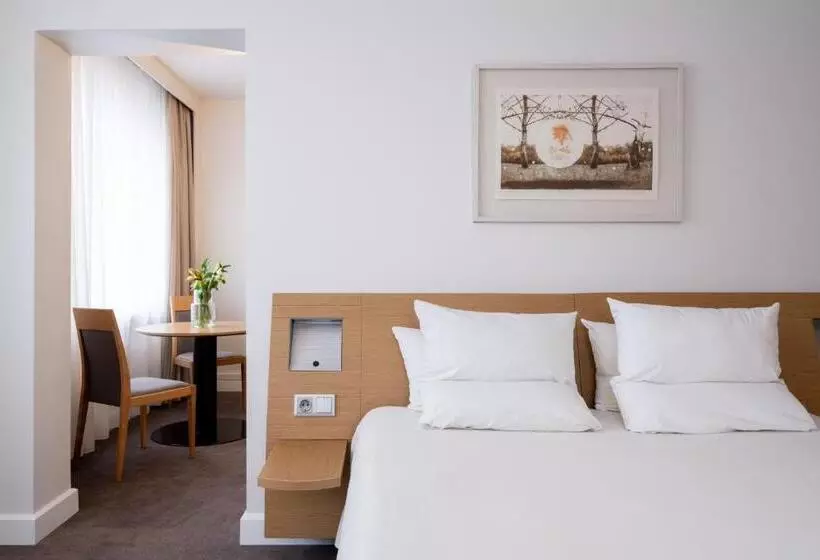 Suite Queen Bed, Novotel Vilnius Centre