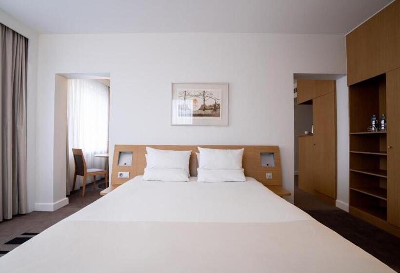 Suite Queen Bed, Novotel Vilnius Centre