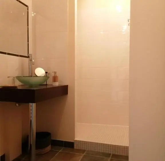 庭の見えるスタンダードトリプルルーム, Le Chai De La Rose Spa Et Séances Bien être