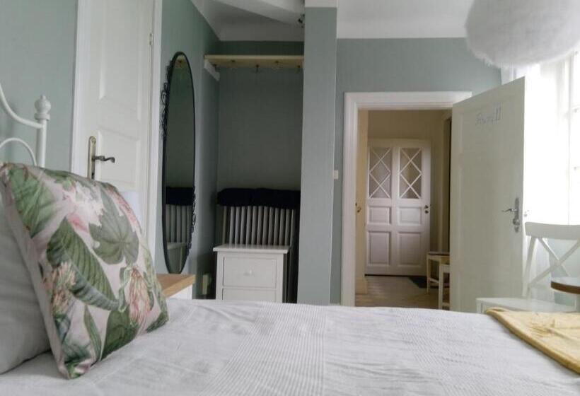 Номер Стандарт, The Garden Hill