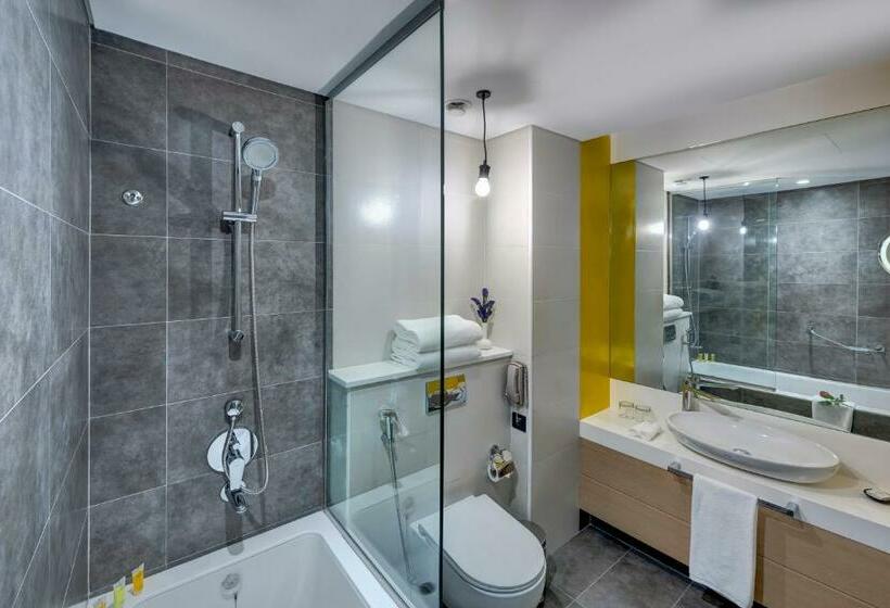 اتاق پرمیوم, Urban Al Khoory