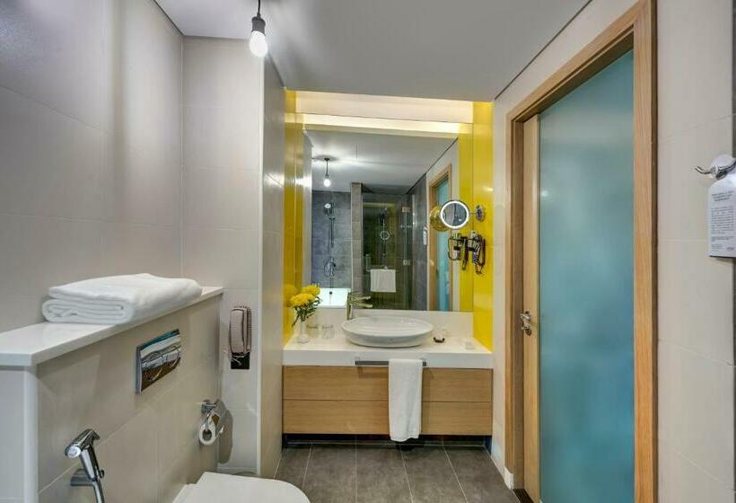 اتاق پرمیوم, Urban Al Khoory