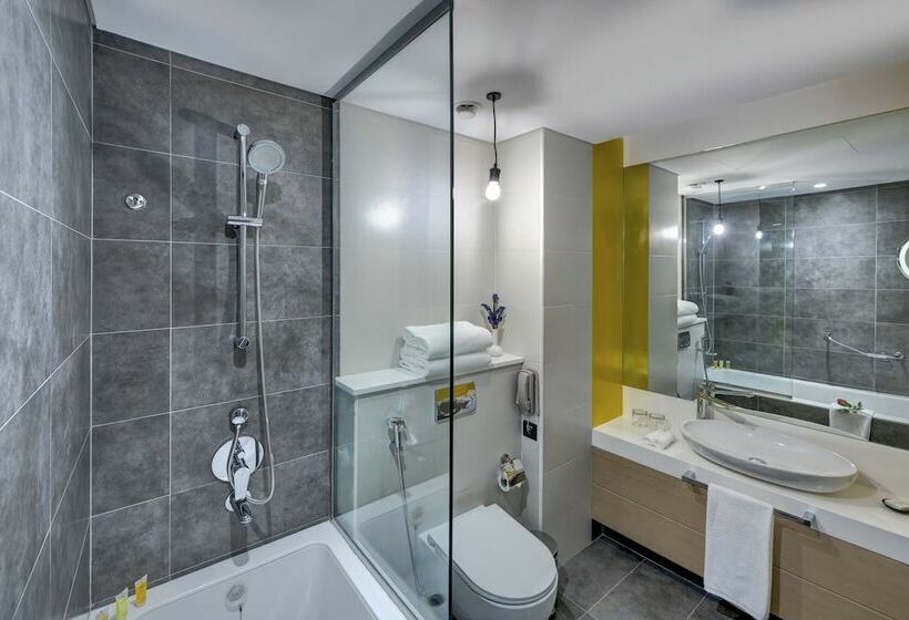 اتاق پرمیوم, Urban Al Khoory