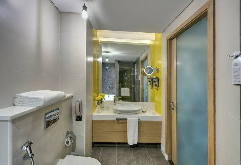 اتاق پرمیوم, Urban Al Khoory