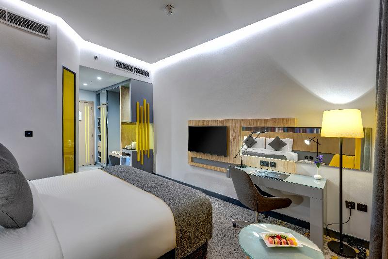 اتاق کلاسیک, Urban Al Khoory