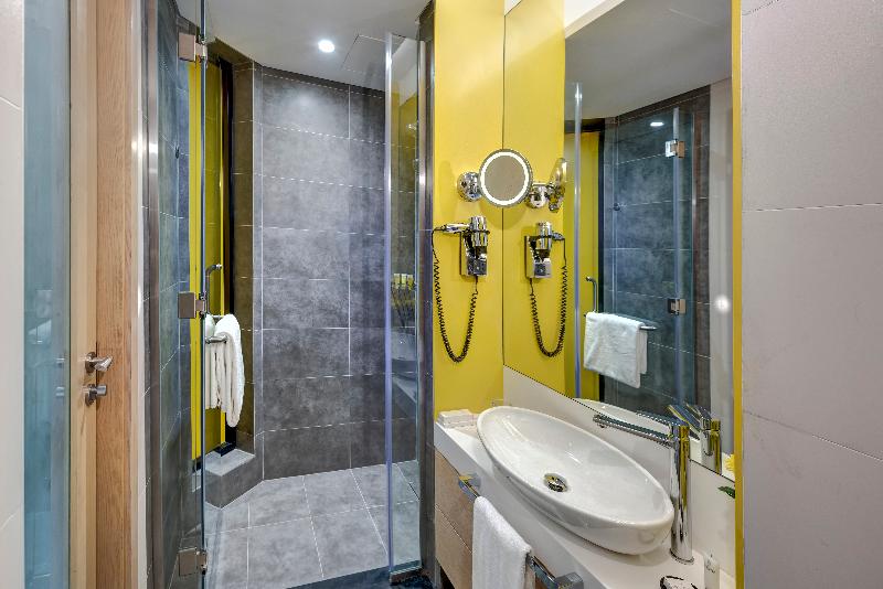 اتاق کلاسیک, Urban Al Khoory