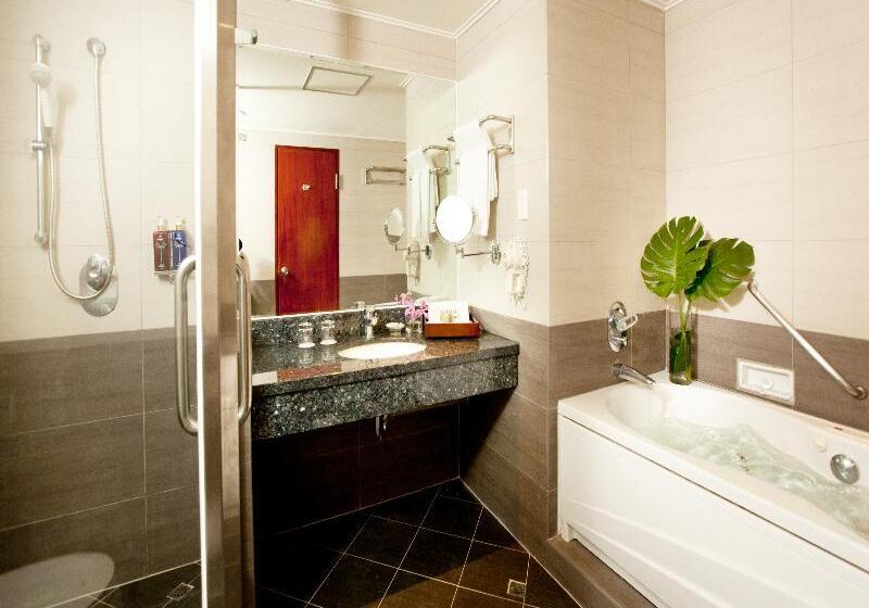 اتاق اجرایی با چشمانداز دریا, Howard Beach Resort Kenting