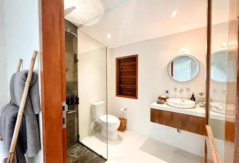 اتاق لوکس با بالکن, Zin Canggu Resort & Villas