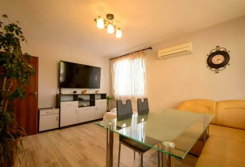 آپارتمان 1 خوابه, Apartment Yanevi