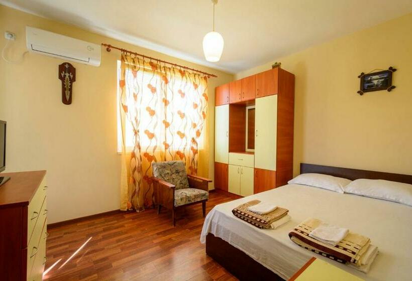 דירת חדר, Apartment Yanevi