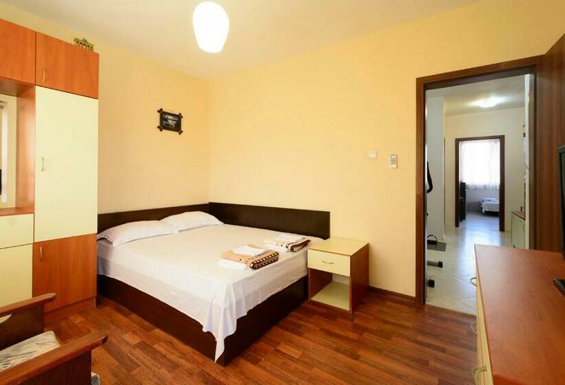 דירת חדר, Apartment Yanevi