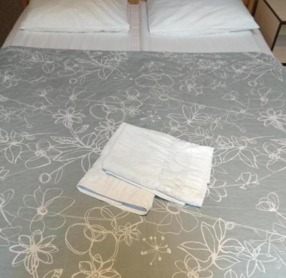 اتاق استاندارد سه تخته با سرویس بهداشتی مشترک, Guest House Pid Dubom