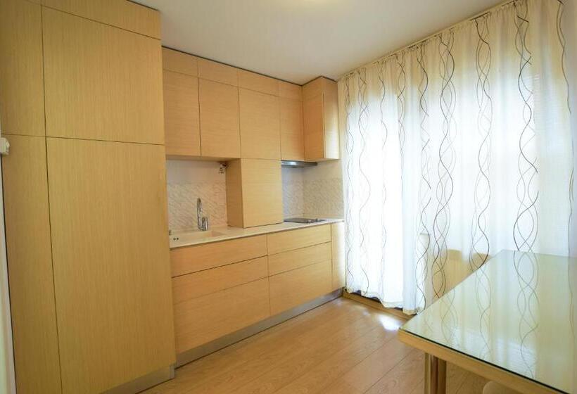 Escritório Estándar, Decebal Residence Apartments