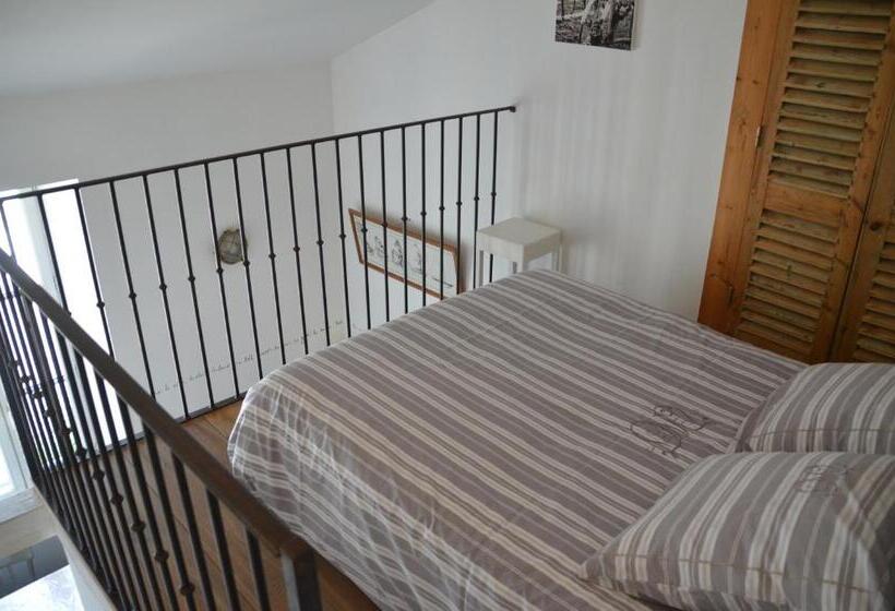 شقة غرفة واحدة, Le Môle