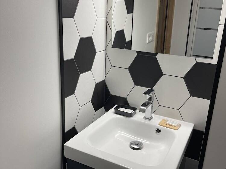 غرفة قياسية ثلاثية, Le Môle