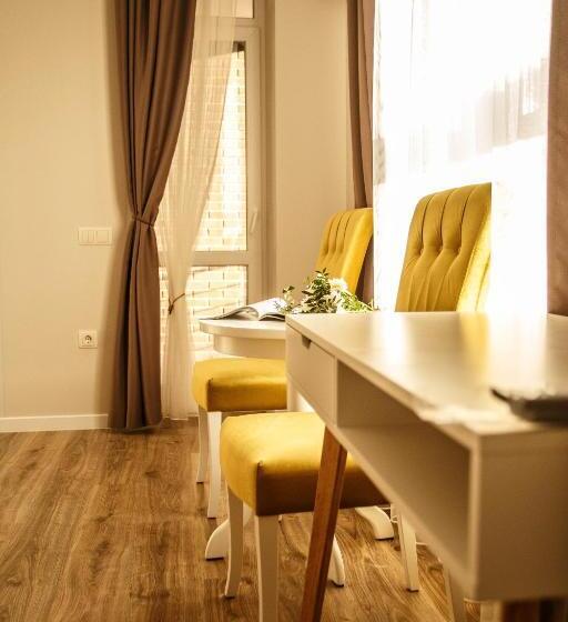 سوییت خانوادگی, Opera Center Hotel & Apartments