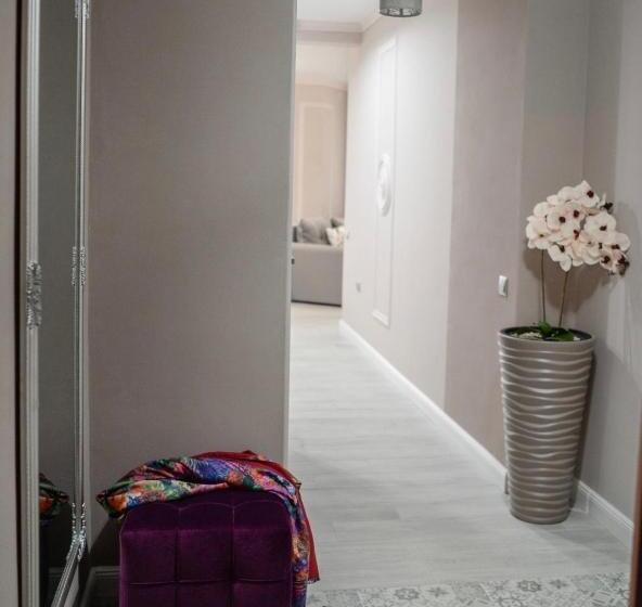 استودیوی استاندارد, Opera Center Hotel & Apartments