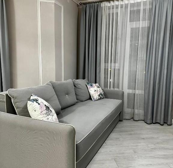 استودیوی استاندارد, Opera Center Hotel & Apartments