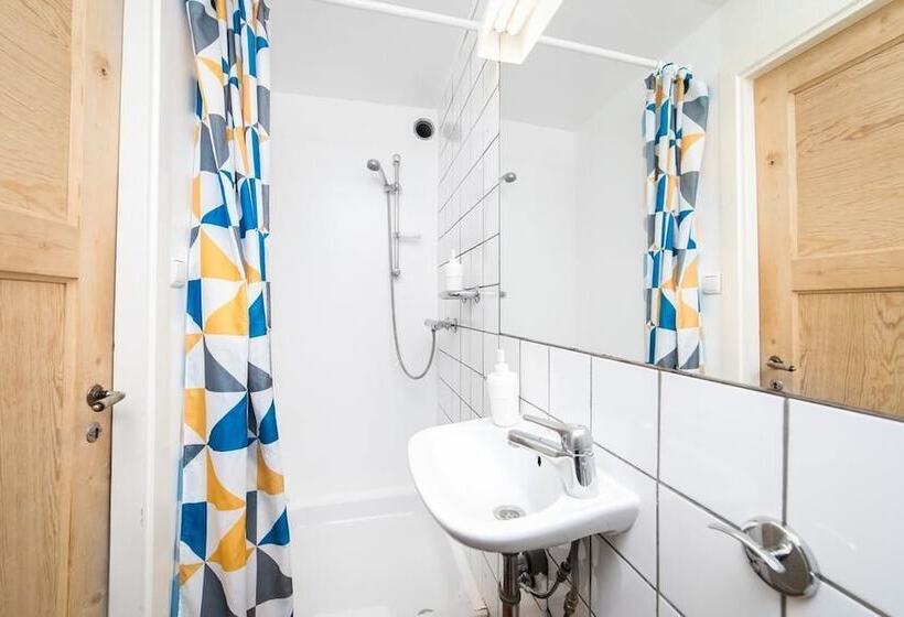 اتاق استاندارد سه نفره, Eric The Red Guesthouse