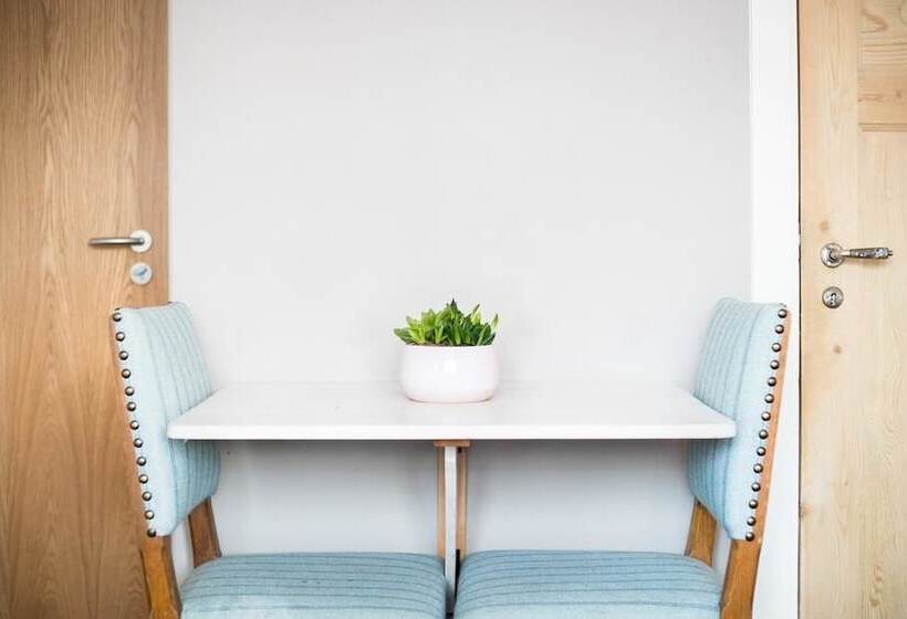 اتاق استاندارد سه نفره, Eric The Red Guesthouse