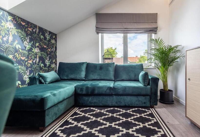 استودیوی استاندارد, Gerika Guest House