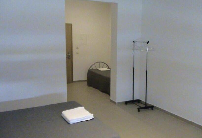 اتاق خانوادگی, Rm Newhost 2015 / Casadochico