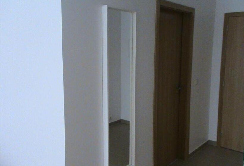 اتاق خانوادگی, Rm Newhost 2015 / Casadochico