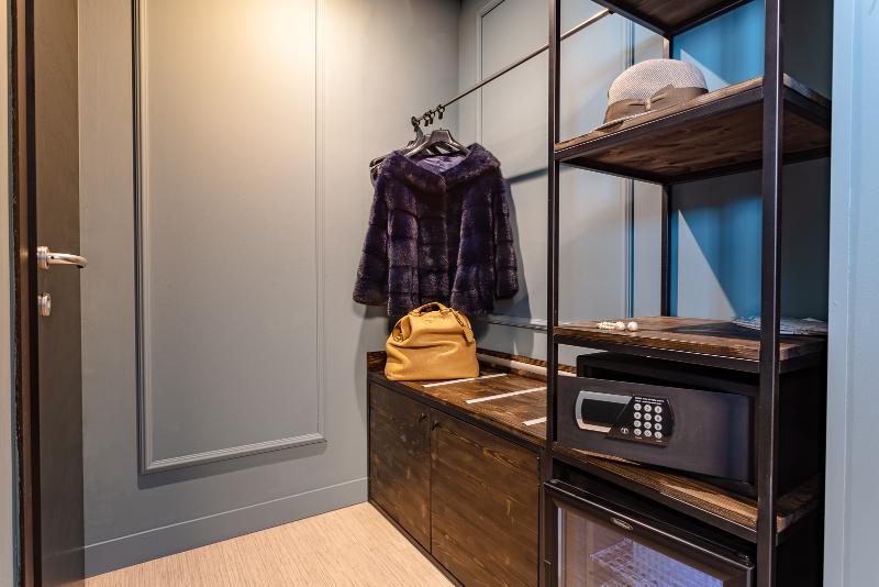 غرفة قياسية ثلاثية, Ambra