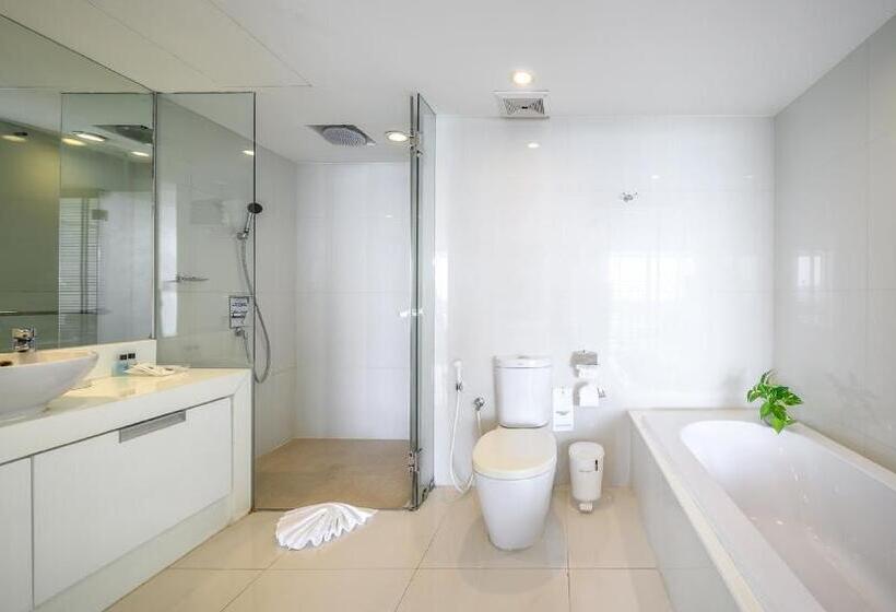 디럭스 룸 바다 전망, Andaman Beach Suites Hotel, Patong Phuket