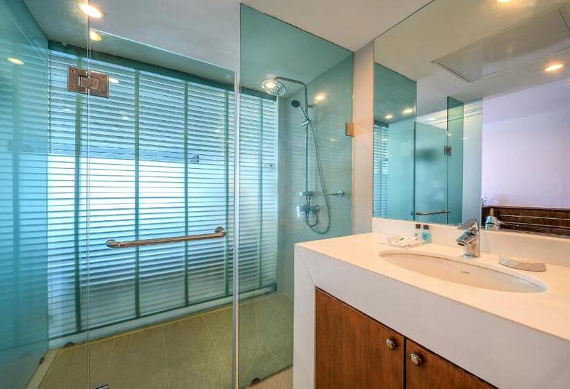 풀장 전망 디럭스 룸, Andaman Beach Suites Hotel, Patong Phuket