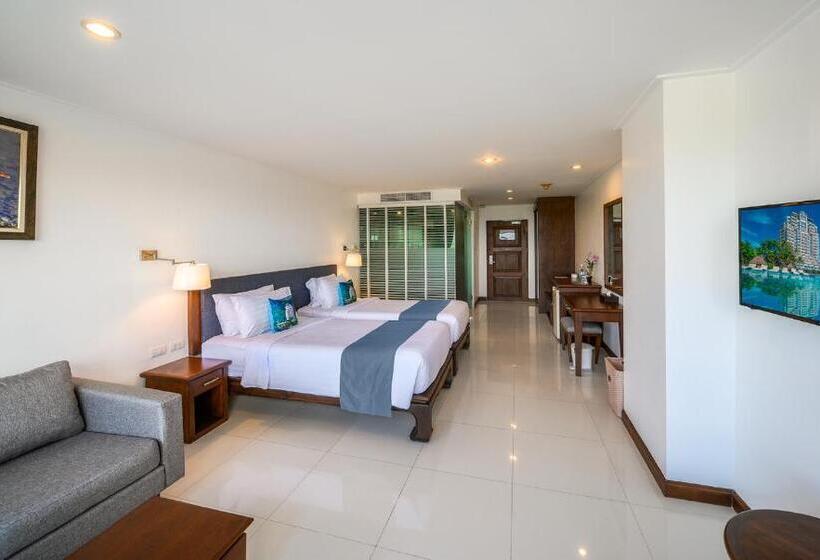 풀장 전망 디럭스 룸, Andaman Beach Suites Hotel, Patong Phuket